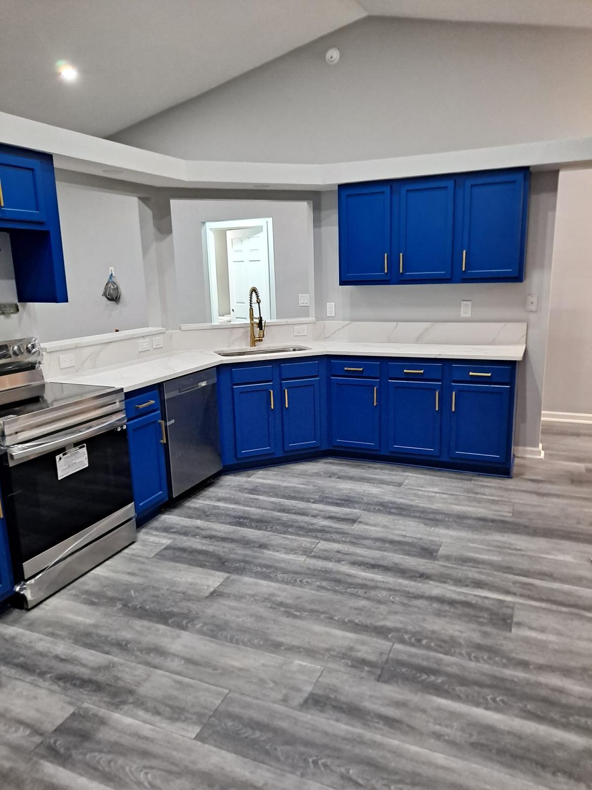 Full kitchen with white quartz peninsula